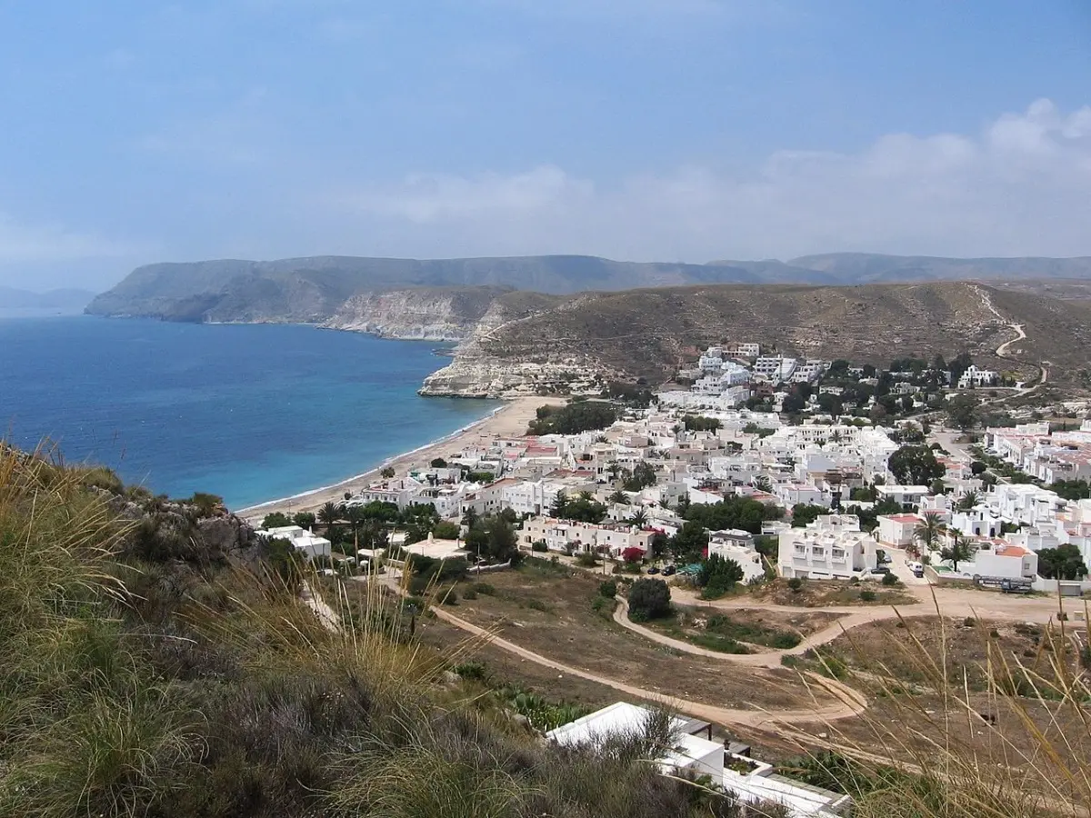 Descubre la Belleza de Agua Amarga, Almería