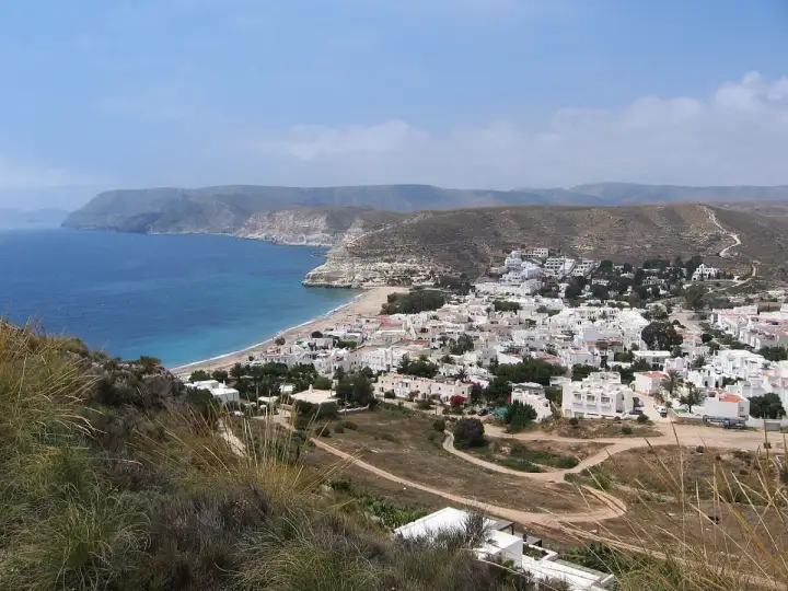 Descubre la Belleza de Agua Amarga, Almería